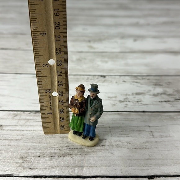 ST NICHOLAS SQUARE Victorian couple Christmas Village Accessory - Picture 3 of 4
